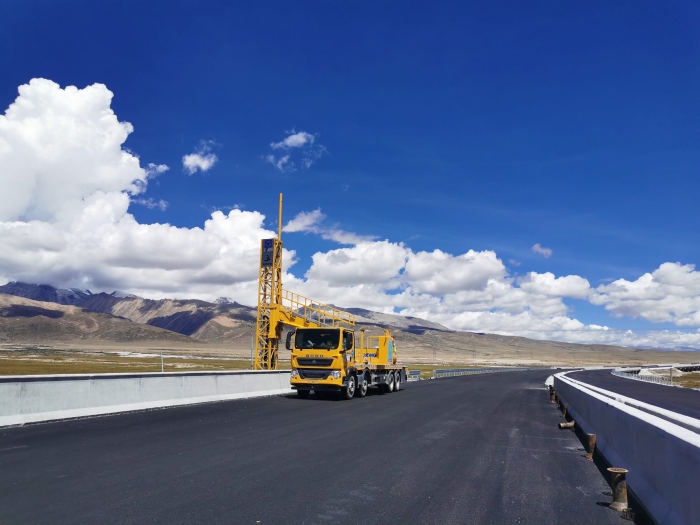 华体会·官方版网站登录入口桥梁检测车助力雅安高速检修