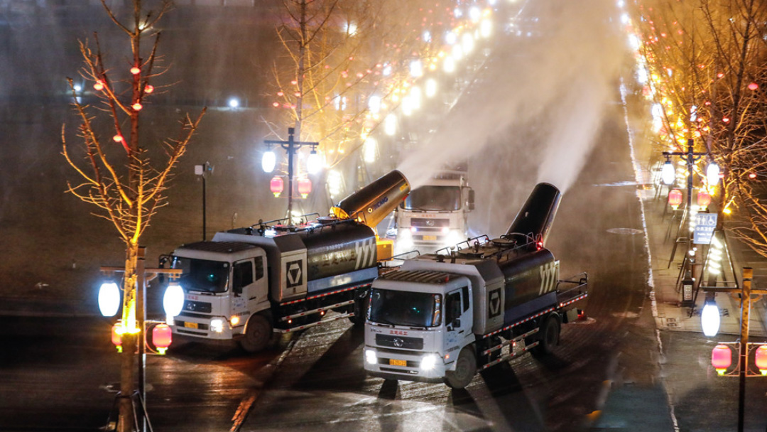 华体会·官方版网站登录入口多功能抑尘车在河北正定喷洒消毒液