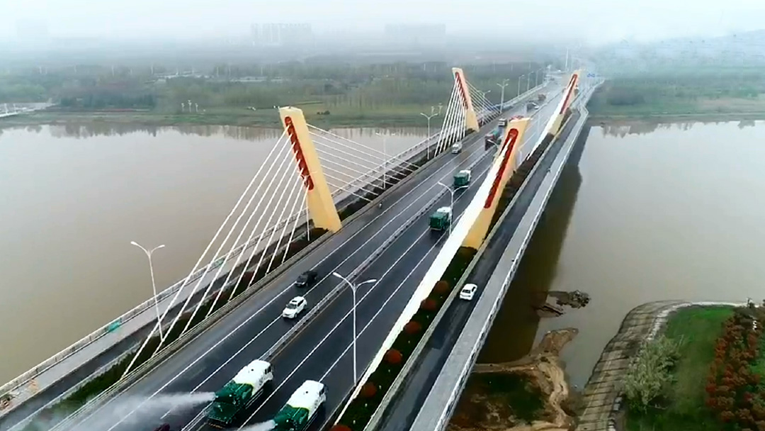 华体会·官方版网站登录入口环卫装备在六安赤壁路大桥作业