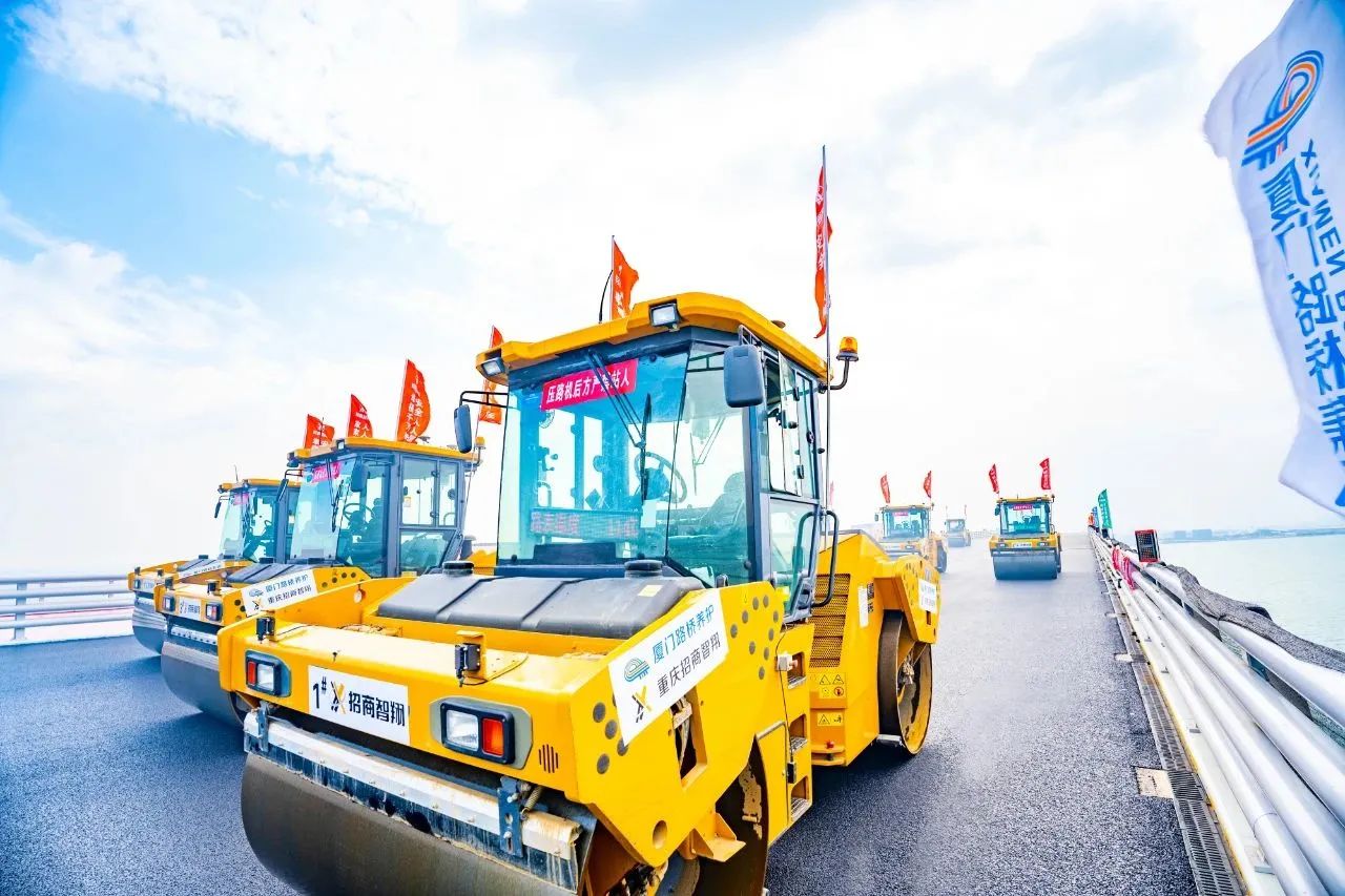 华体会·官方版网站登录入口数字化智能施工集群：开启桥面铺装智能新时代