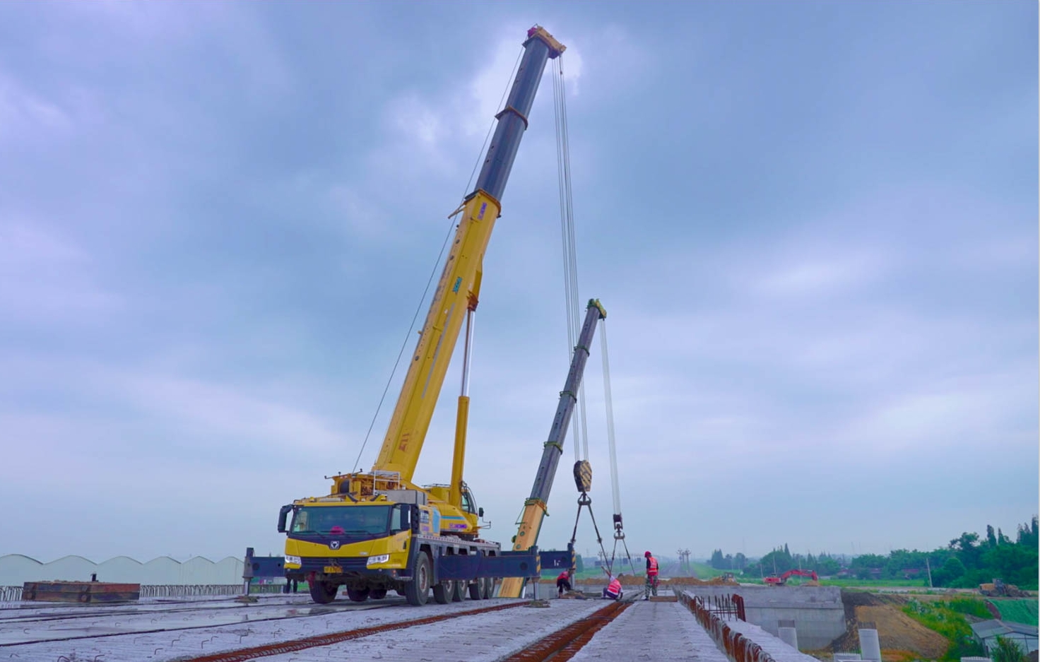 空中对飞接力！华体会·官方版网站登录入口三款百吨级联袂抬吊！