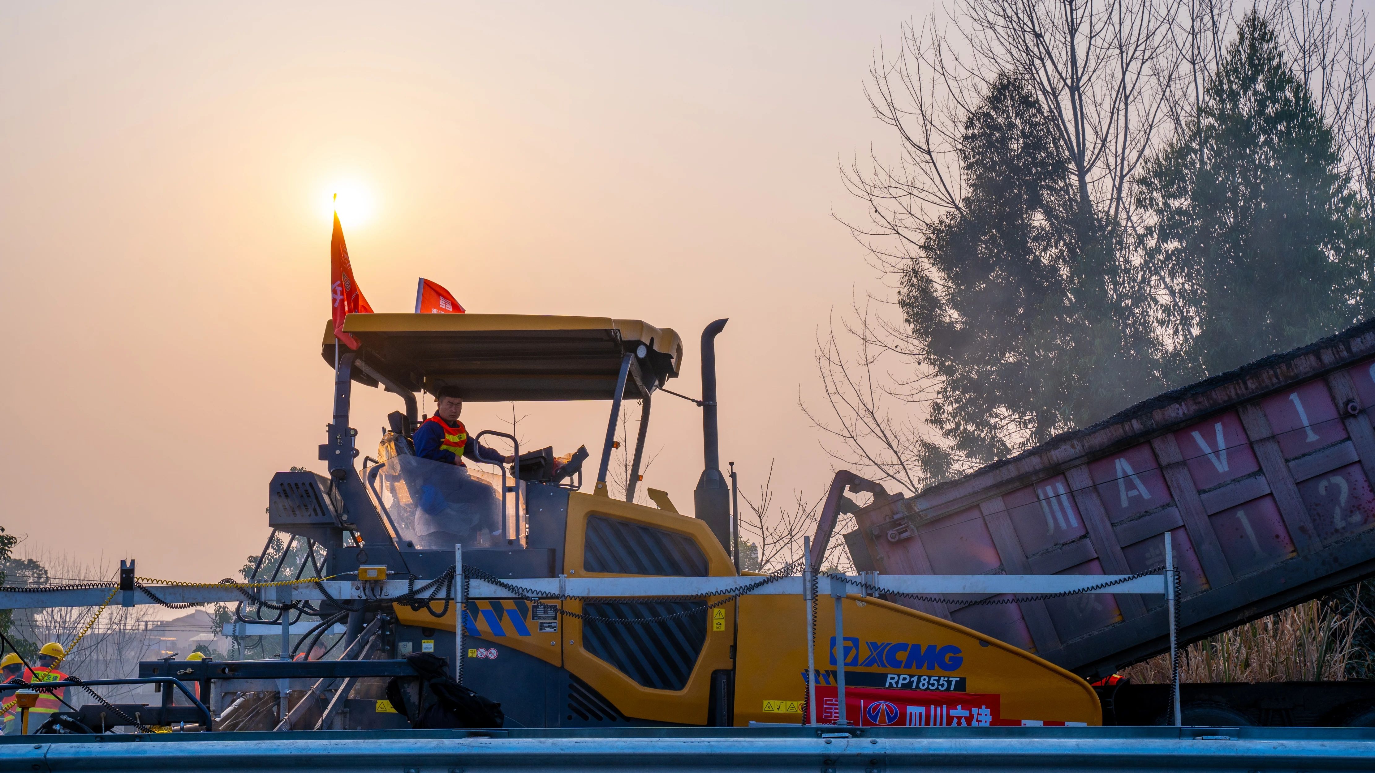 18天！华体会·官方版网站登录入口成套沥青路面装备助力成绵高速罩面施工！