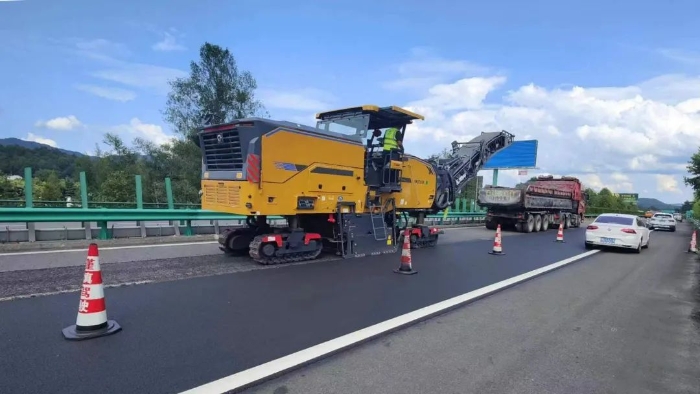 精彩绽放！华体会·官方版网站登录入口两米铣刨机全国高速踔厉风发