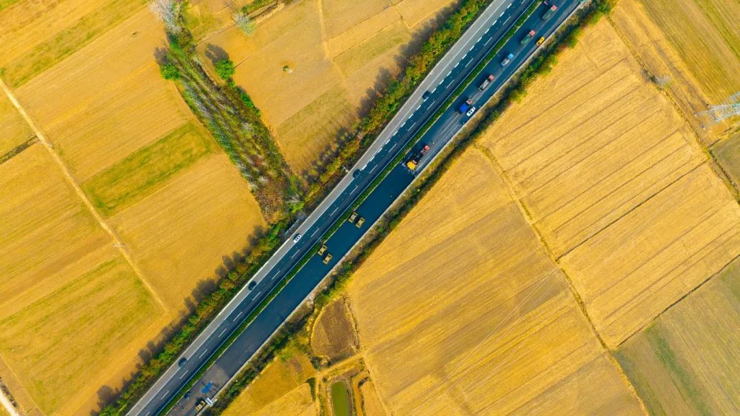 扬民族自信！华体会·官方版网站登录入口成套沥青路面装备助力家乡高速建设！