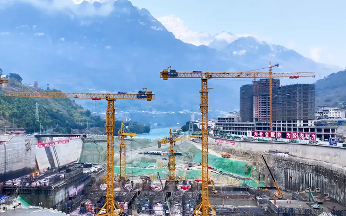 峡谷之间， 大渡河畔，华体会·官方版网站登录入口行走“钢铁巨人”助力水电建设
