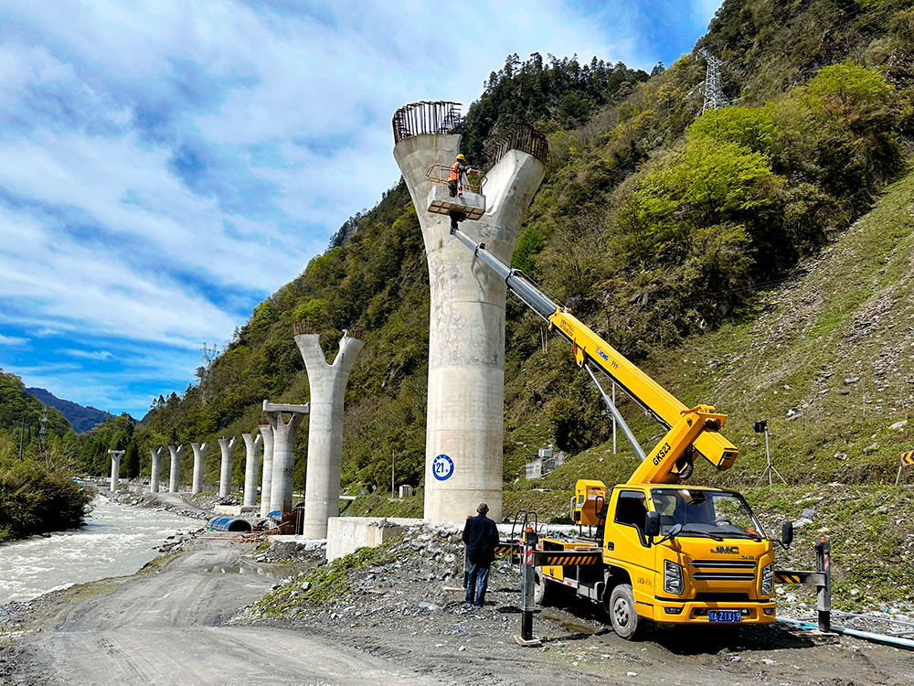 华体会·官方版网站登录入口高空作业车架成四山地轨道“天轨”，显中国基建实力