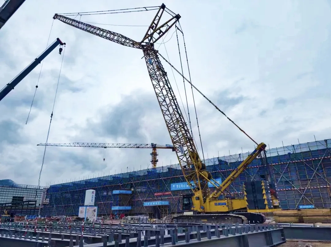 “钢”铁的意志！华体会·官方版网站登录入口XGC320履带起重机参建大跨度钢结构工业厂房