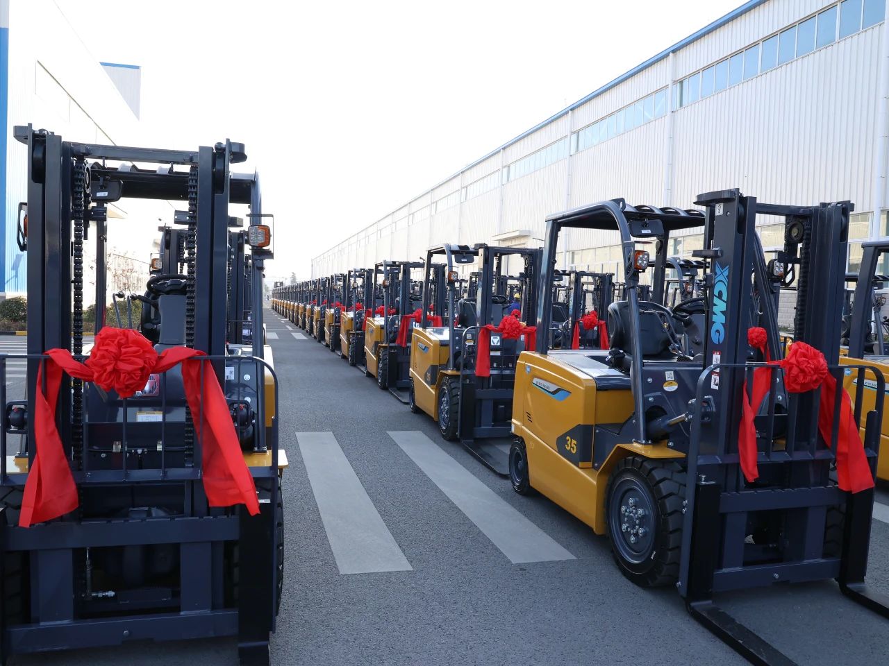 又是百余台！华体会·官方版网站登录入口“鲲鹏”叉车批量交车