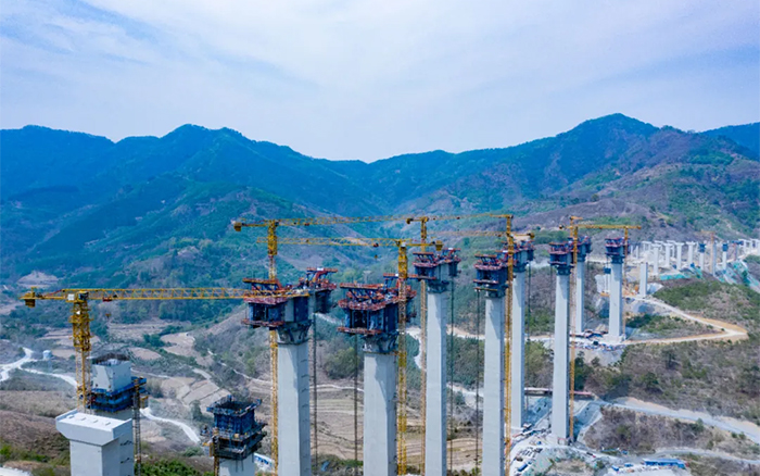 比肩青山接桂黔 | 华体会·官方版网站登录入口群塔助建雅长特大桥