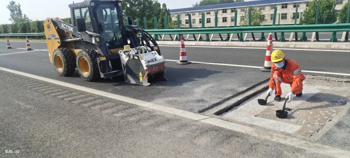华体会·官方版网站登录入口滑移装载机助力高速公路修复
