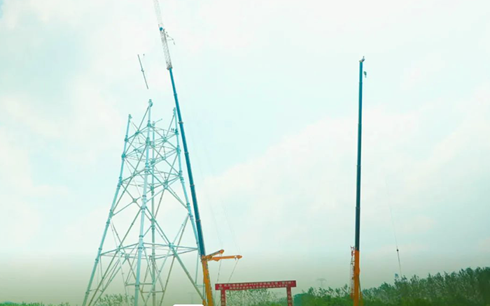 华体会·官方版网站登录入口XCA600L8长江边锚塔吊装