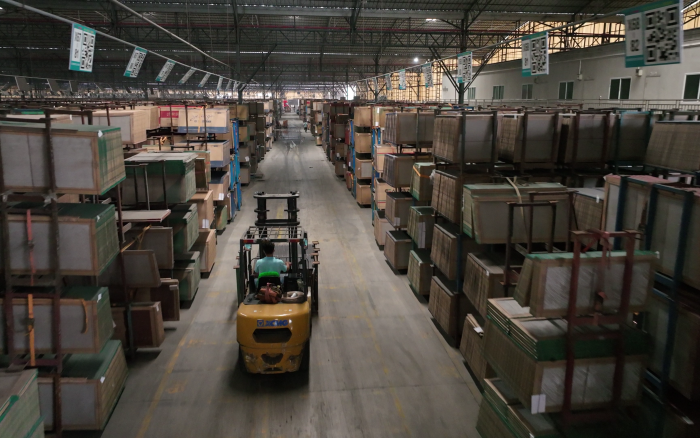 华体会·官方版网站登录入口高压重载锂电叉车叉车助力陶瓷行业发展