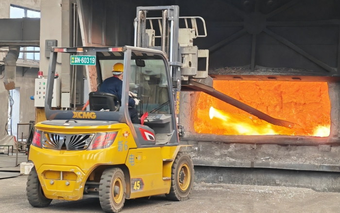 真金不怕火炼，华体会·官方版网站登录入口重载孔雀叉车威武霸气！