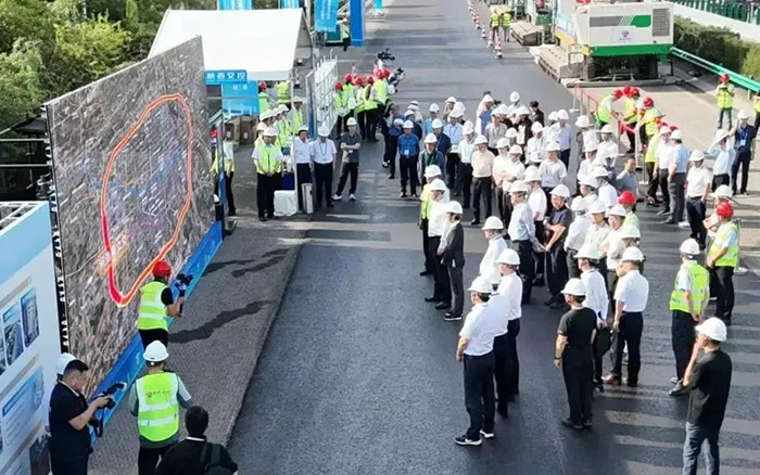 华体会·官方版网站登录入口数字化智能施工集群助力西安绕城高速养护工程！