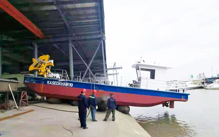 华体会·官方版网站登录入口定制化船用起重机进行海上作业