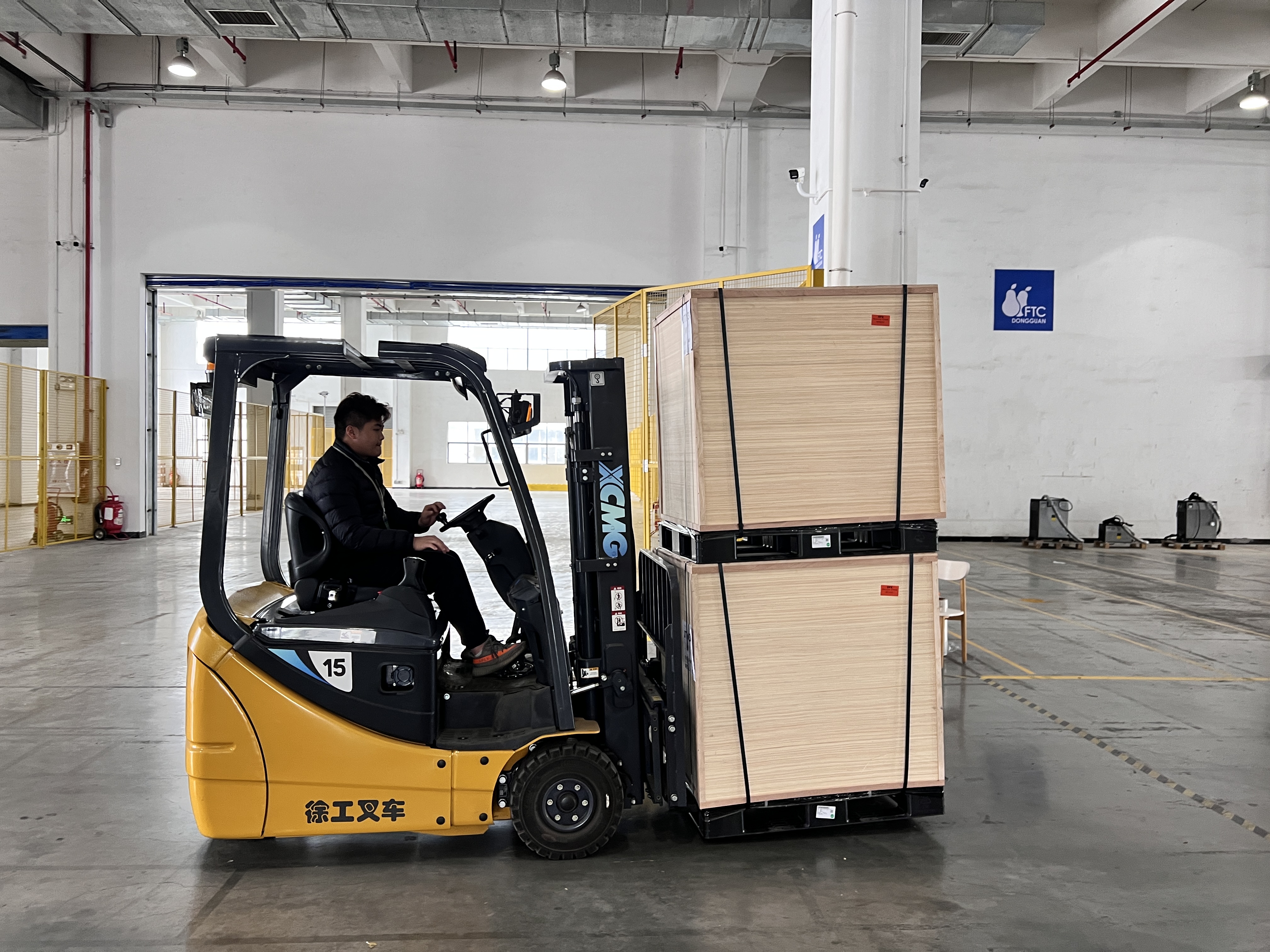 华体会·官方版网站登录入口三支点系列叉车助力物流仓储行业灵活搬运