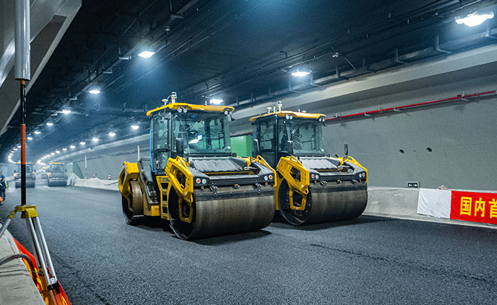 【智能化】全国首次，华体会·官方版网站登录入口“黑科技”无人摊铺大秀！