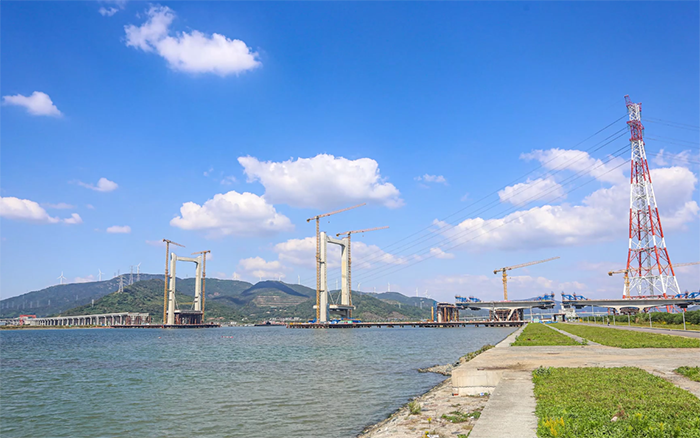 “牵手”群岛！华体会·官方版网站登录入口塔机助力世界级跨海连岛工程刷新“进度条”