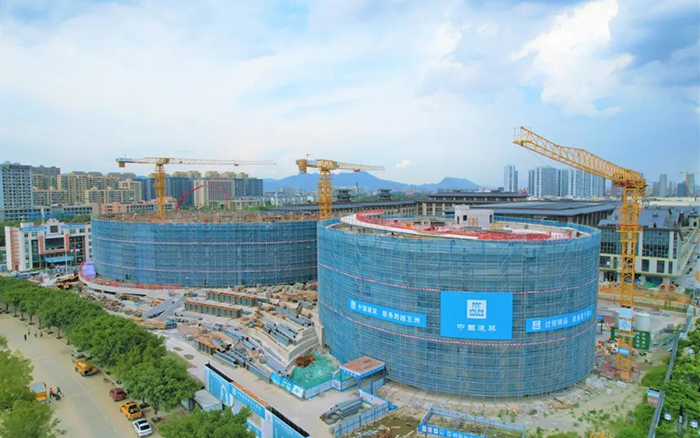 逐浪扬帆，华体会·官方版网站登录入口塔机吊起苍南大剧院“钢铁脊梁”