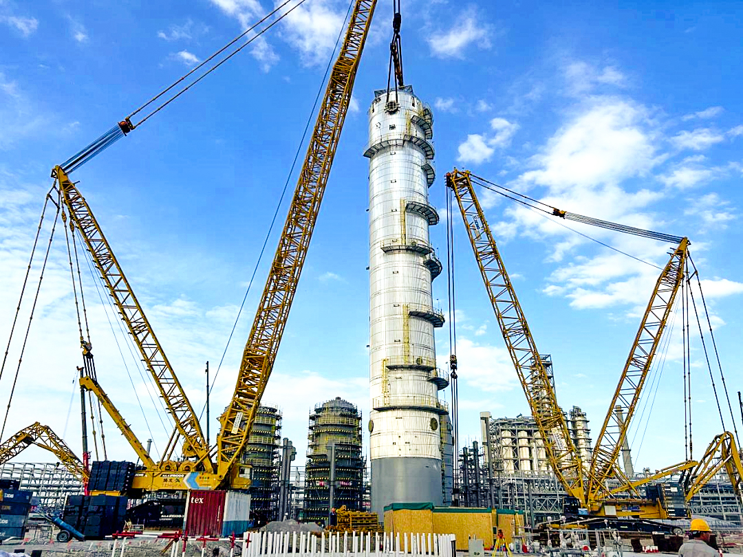 双机联动！华体会·官方版网站登录入口履带起重机助力全国丙烯腈行业“最大最重单体设备”成功就位