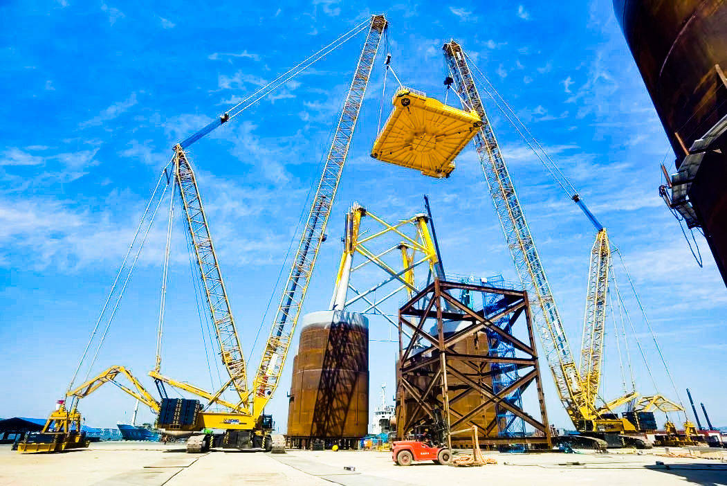 总重1972吨！华体会·官方版网站登录入口XGC12000助力大型导管架总组顺利吊装