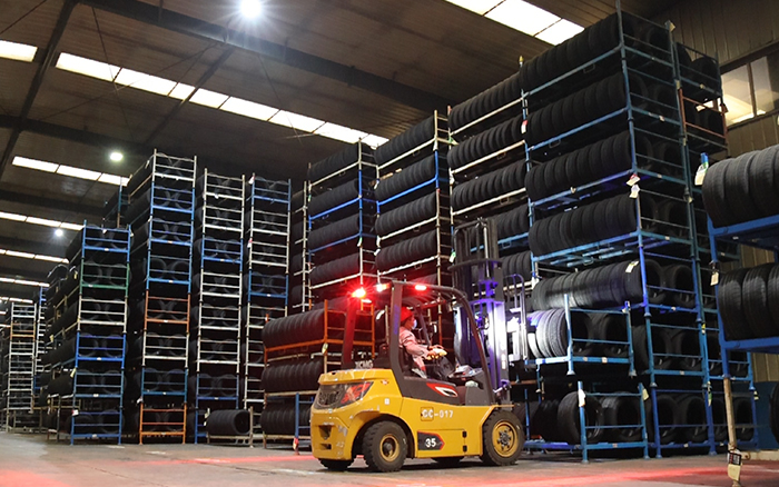 华体会·官方版网站登录入口孔雀叉车：轮胎企业的得力助手