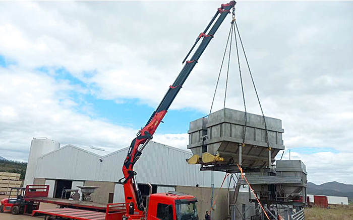 华体会·官方版网站登录入口SQZ660折叠臂随车起重机助力海外某酿酒工厂搬迁转运