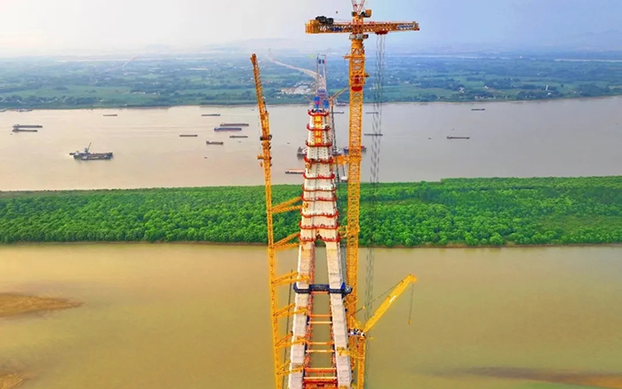 308米！华体会·官方版网站登录入口塔机助力世界最大跨度三塔斜拉桥喜封金顶