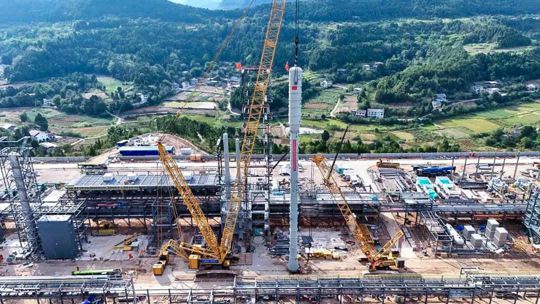 一次性成功！华体会·官方版网站登录入口履带兄弟助力大型油气田最长整体塔类吊装