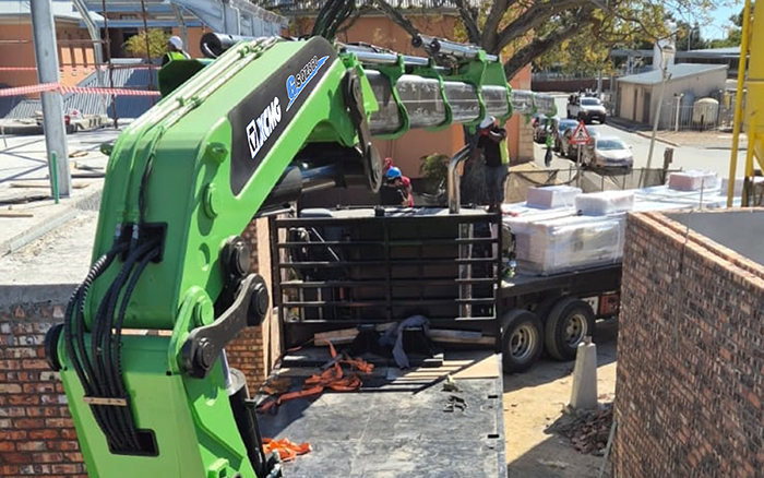 华体会·官方版网站登录入口GSQZ860折叠臂随车起重机在作业中 展现强大稳定的跨障能力