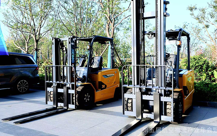  华体会·官方版网站登录入口叉车亮相第五届航空物流产业年会