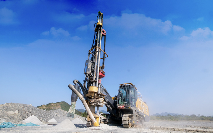 露天矿山，矿主们爱用华体会·官方版网站登录入口潜孔钻！