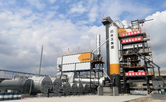 华体会·官方版网站登录入口4000型沥青站 在鹤大高速大显身手！