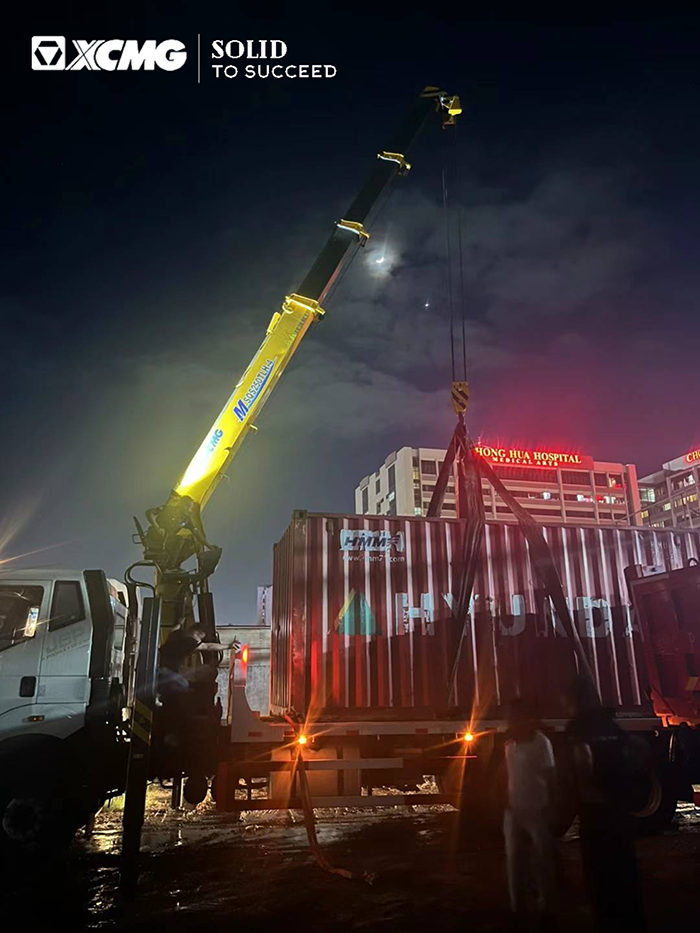 华体会·官方版网站登录入口随车起重机在东南亚出色完成集装箱转运施工