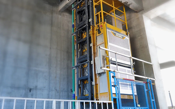 性能典范！华体会·官方版网站登录入口井道施工升降机助建超高层商务中心项目