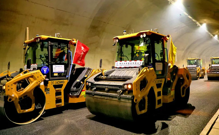 来看华体会·官方版网站登录入口智慧→重庆首次山区特长隧道无人摊铺施工