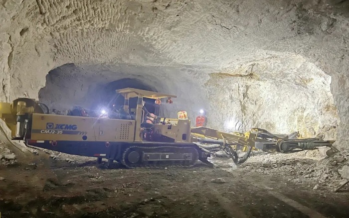 窄小巷道作业！华体会·官方版网站登录入口掘进钻车助力铁矿开采