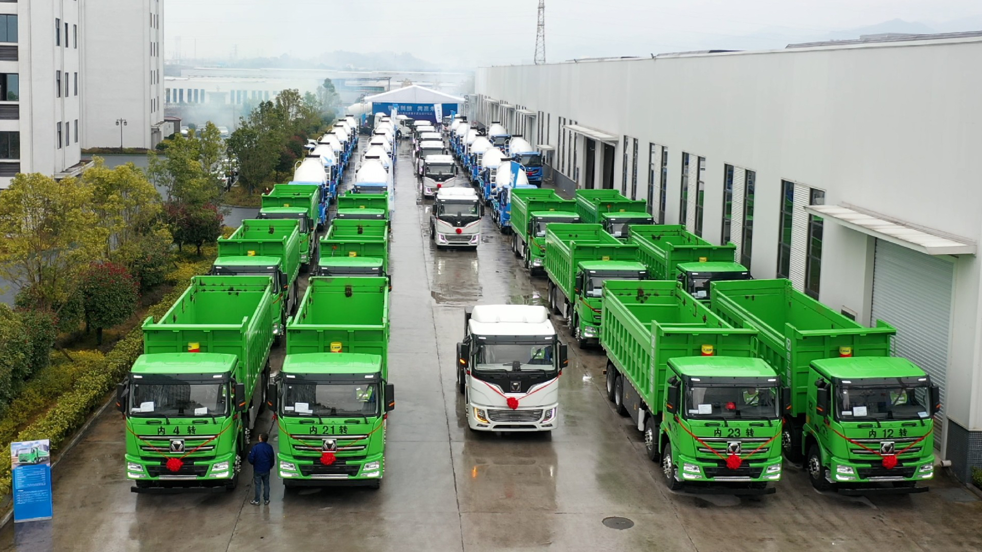  百台华体会·官方版网站登录入口新能源成套化运输设备交付盛况直击