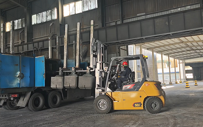华体会·官方版网站登录入口孔雀高性能重载锂电叉车助力冶金行业加速发展