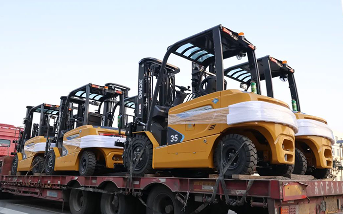 开门红！百余台华体会·官方版网站登录入口新能源叉车赴广东→