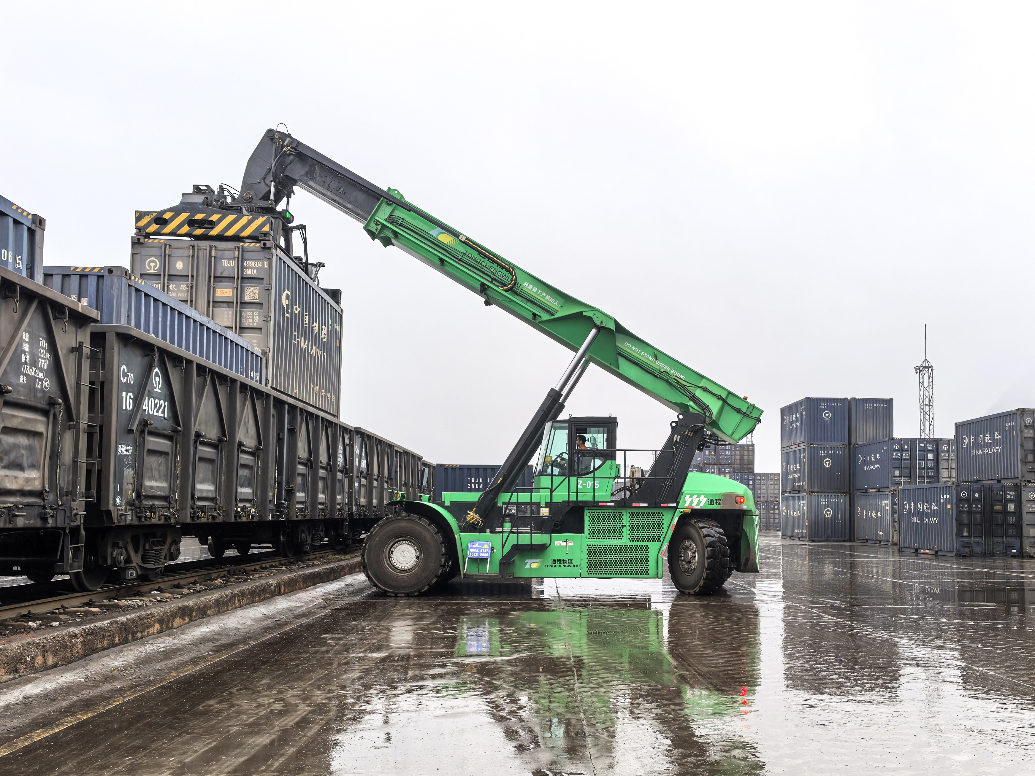 华体会·官方版网站登录入口纯电动正面吊在华南某铁路货场交出“低碳答卷”