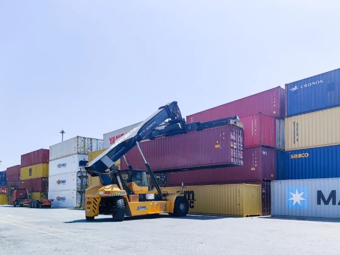 性能优越！华体会·官方版网站登录入口正面吊助力海铁联运发展