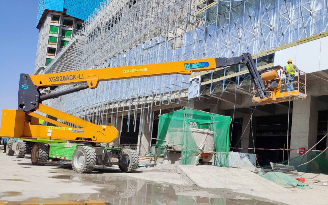 华体会·官方版网站登录入口高空利器，为河北邢台某新能源厂房建设 “加速”