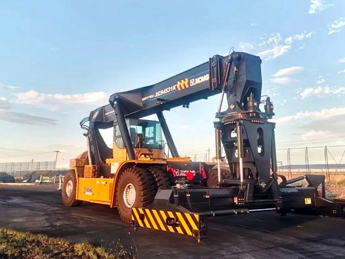 以质提速！华体会·官方版网站登录入口倾斜吊具正面吊分钟级响应保障运输安全畅通