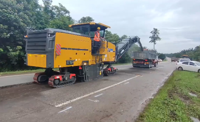 华体会·官方版网站登录入口成套道路机械油面施工，这次在马来西亚！