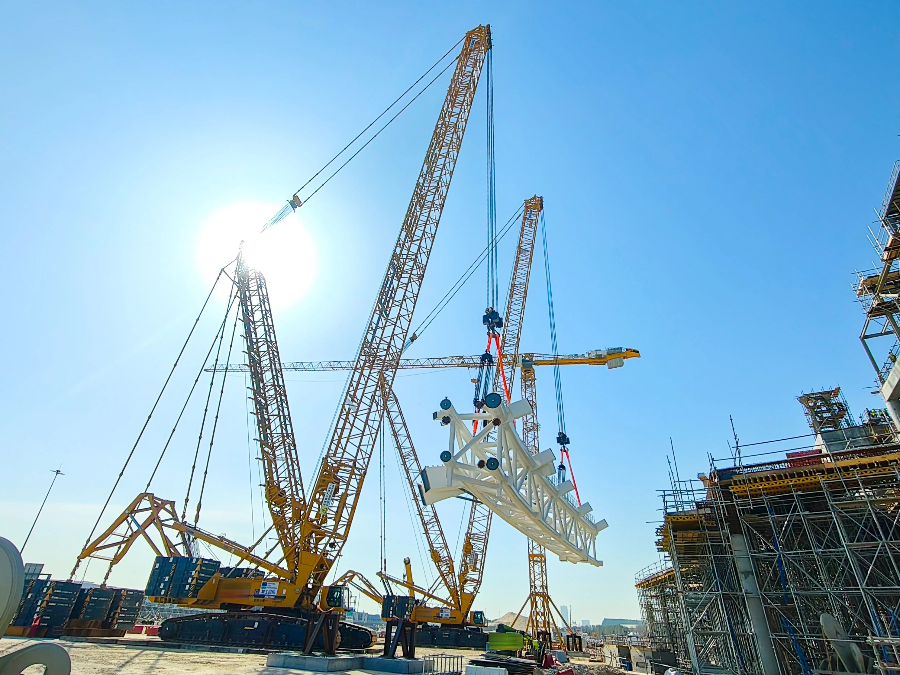 毫米级精度托举世界杯梦想——华体会·官方版网站登录入口履带起重机奋战沙特！