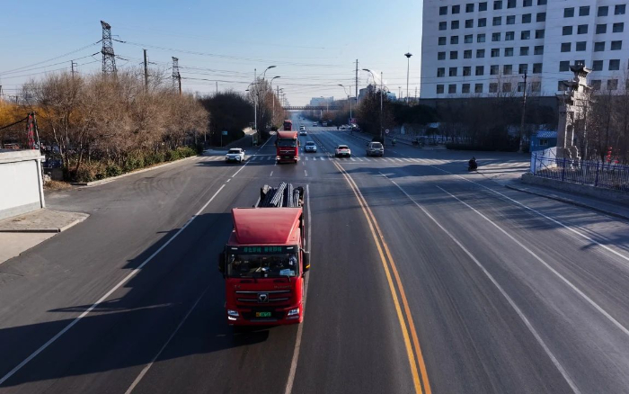 降碳增绿！华体会·官方版网站登录入口新能源重卡携手客户向绿而行