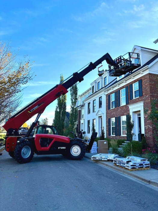 北美工地秀实力！华体会·官方版网站登录入口高空作业机械“盖楼”技能拉满！