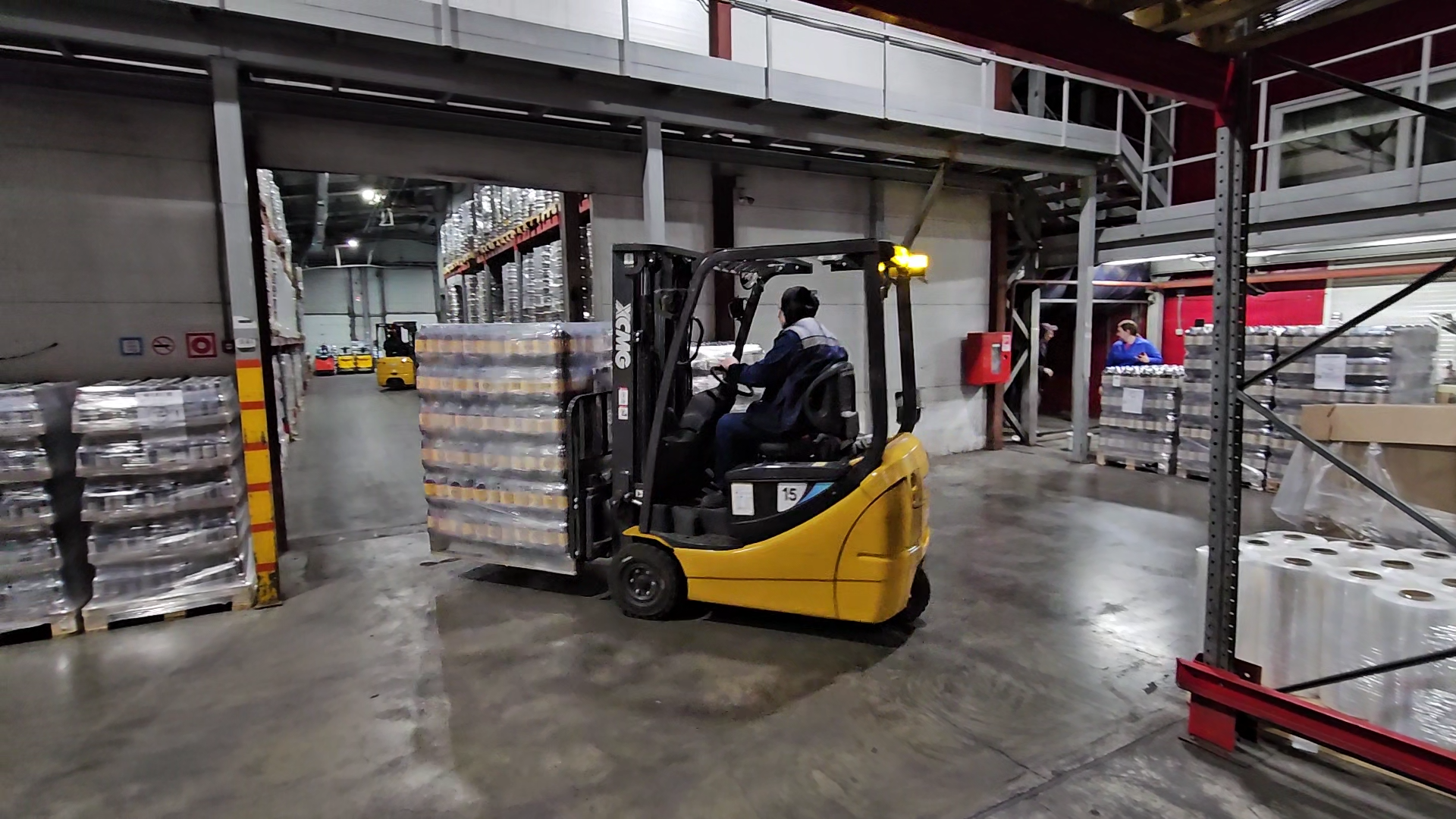 狭小空间搬运利器！华体会·官方版网站登录入口三支点平衡重叉车