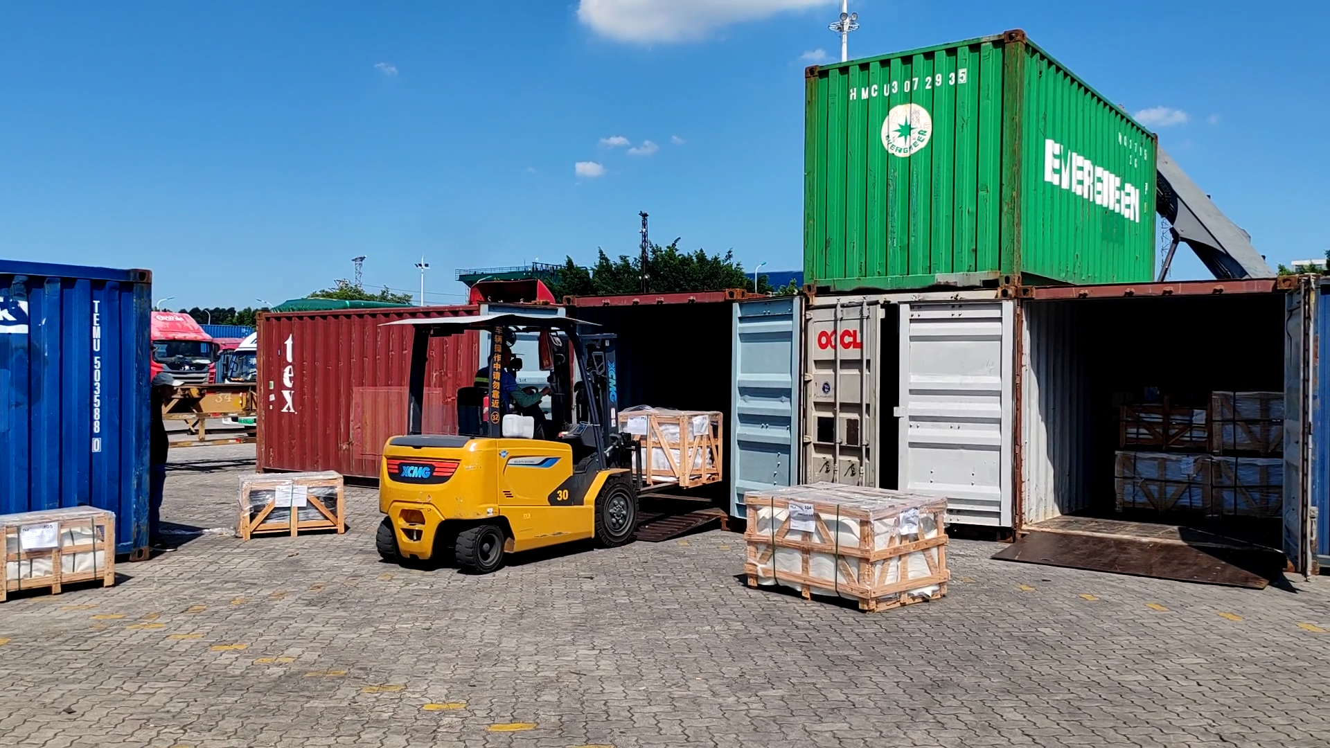 可进箱操作的华体会·官方版网站登录入口电动平衡重叉车